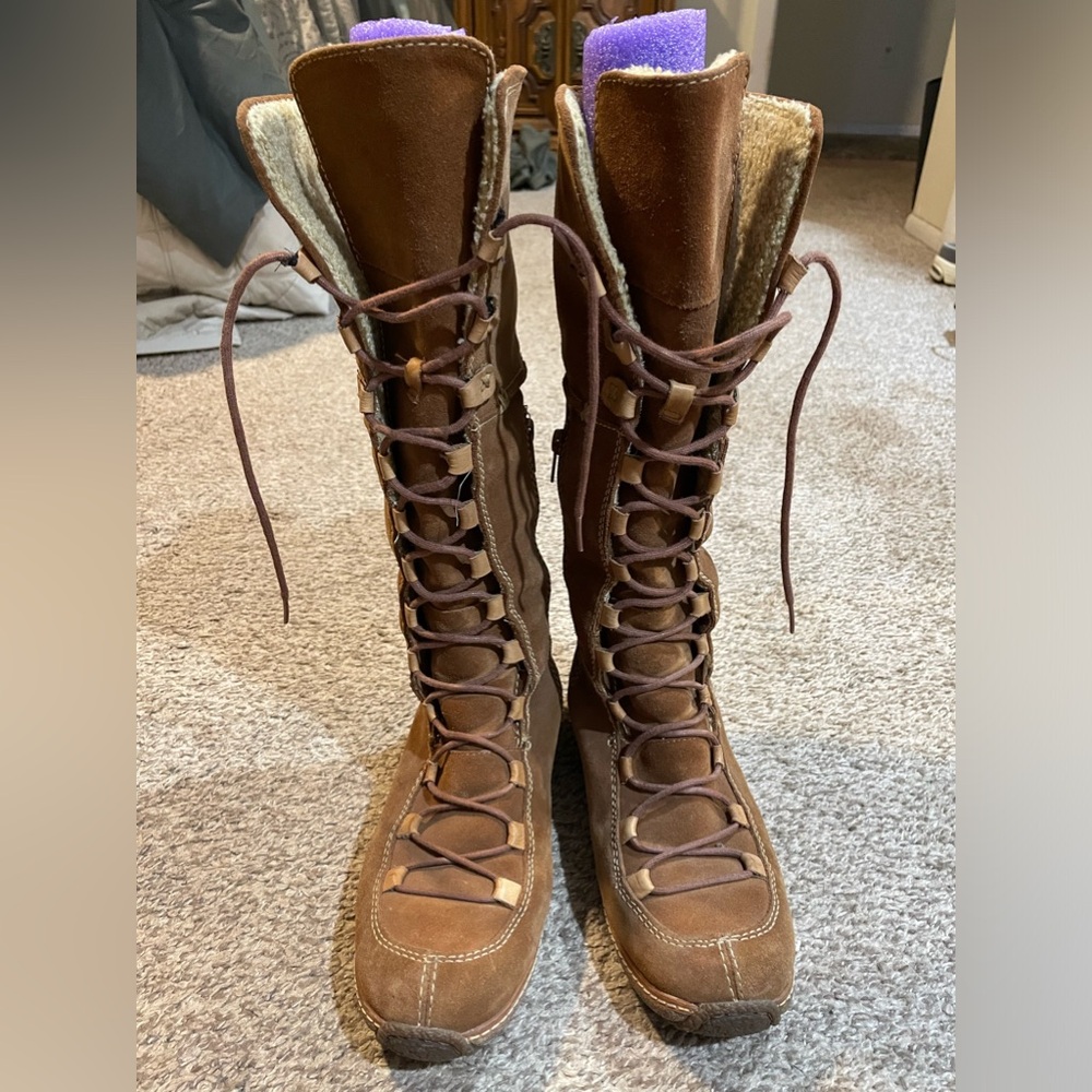 Woman’s Timberland Brown Suede LaceUp Boots
